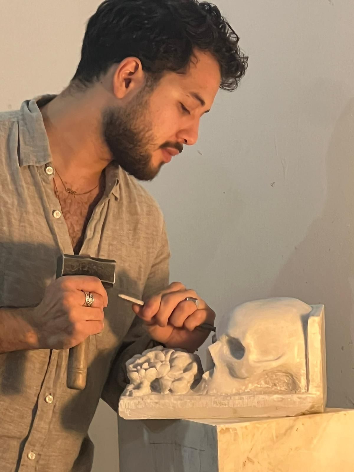 Leonel Leyva Ortiz tallando un cráneo en piedra